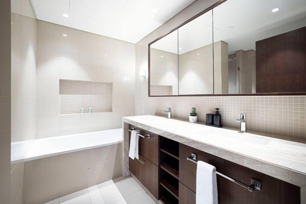 Magnificent Brand New Lux 3Br Burj & Fountain View Lägenhet Dubai Exteriör bild